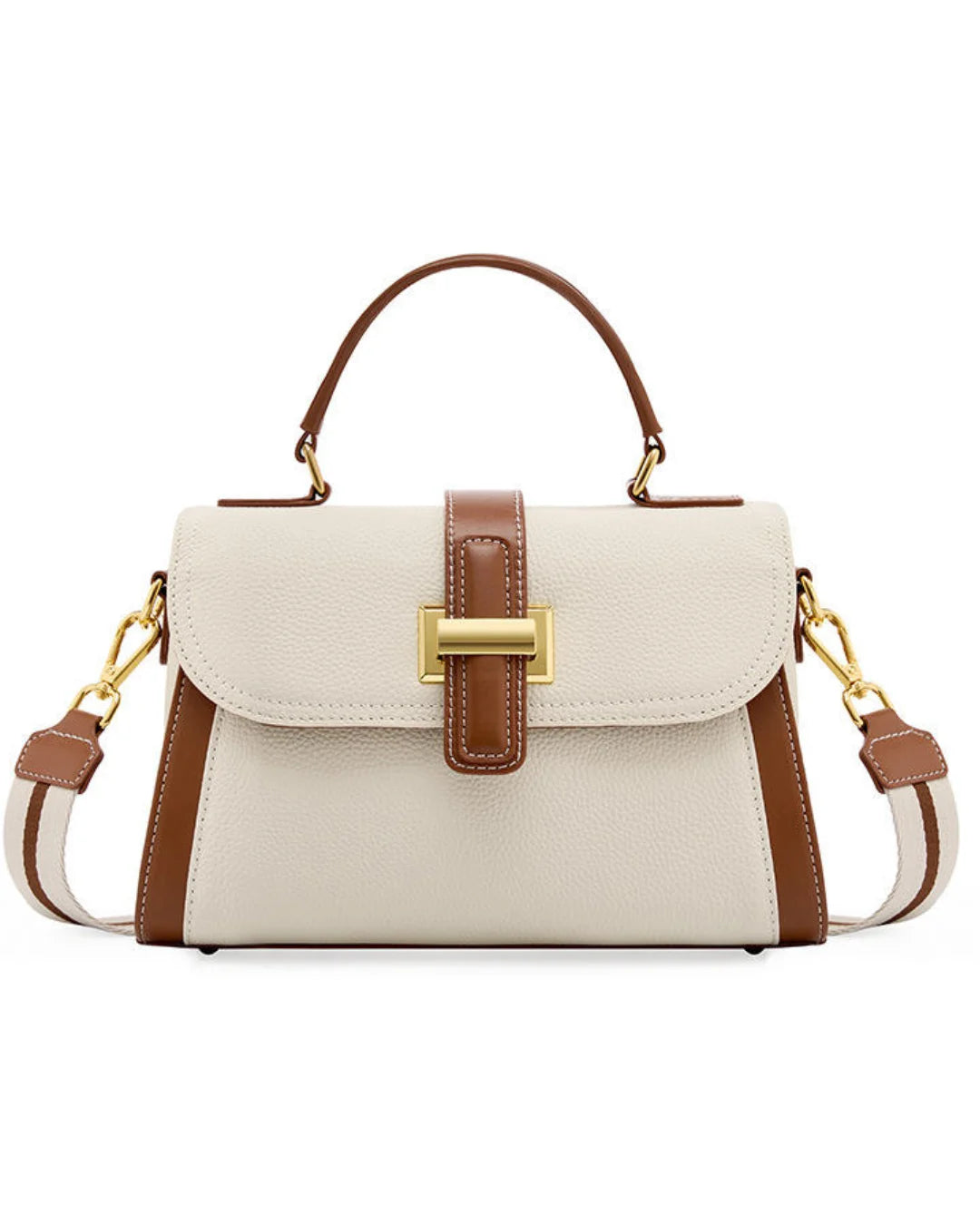 Bolsa feminina Maelle em couro bege, vista frontal, com aba, acabamentos caramelo, fecho dourado, alça de mão e alça transversal larga listrada.