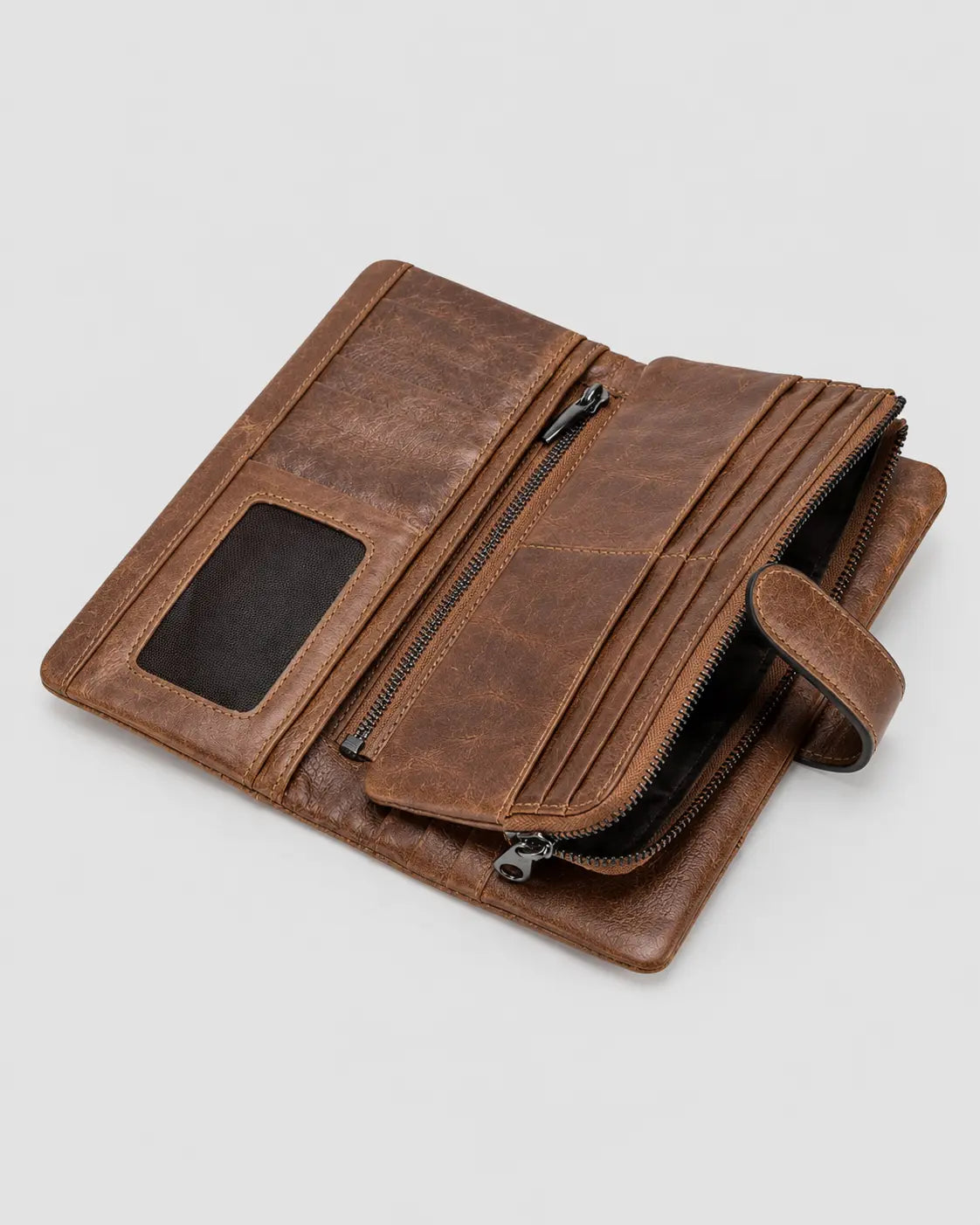 Carteira feminina Ravelle em couro marrom aberta, mostrando visor para documento, múltiplos porta-cartões, bolsos internos e compartimentos com zíper.