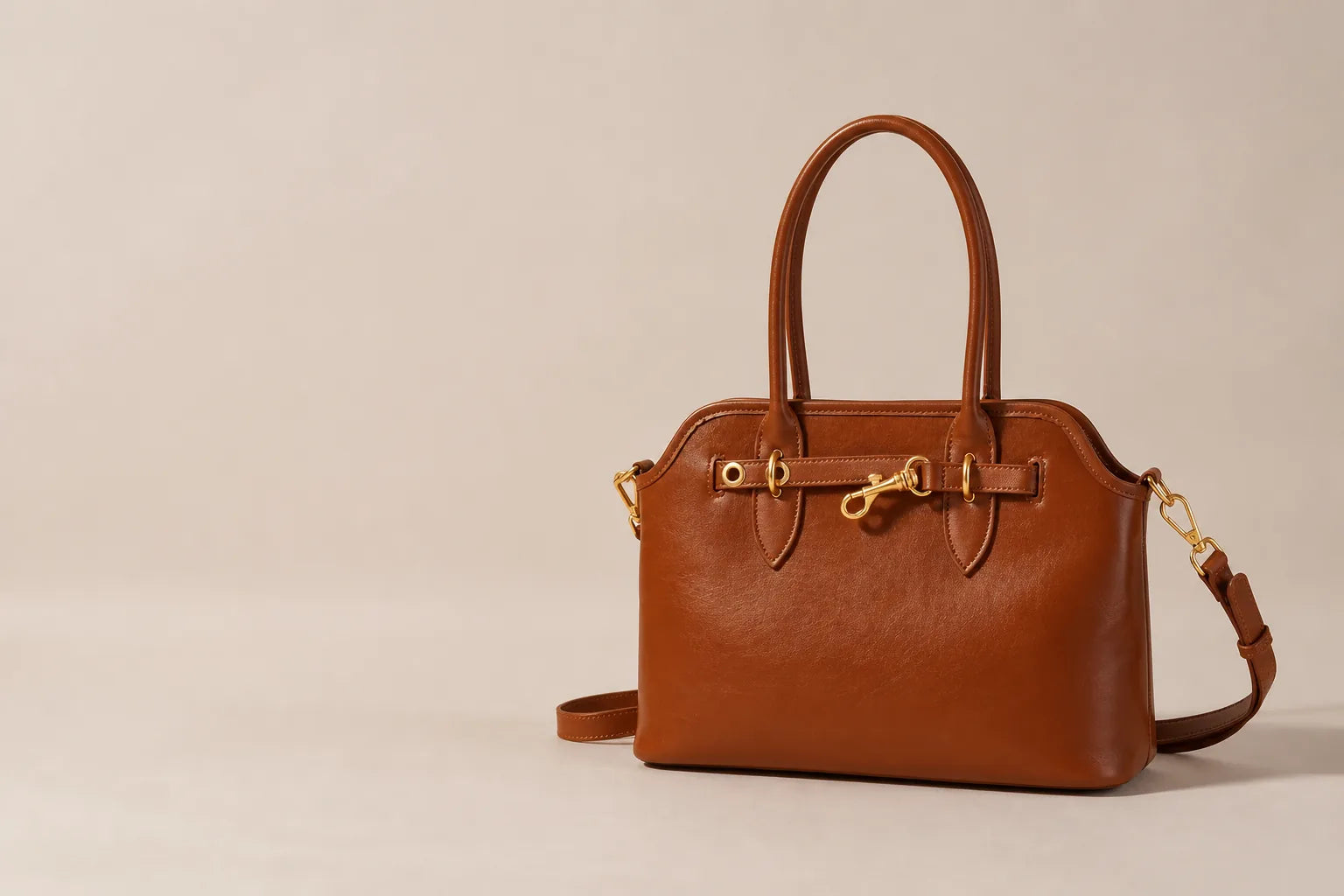 Bolsa feminina caramelo Aveline NORENNE em composição editorial