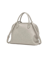 Bolsa feminina de couro cinza claro Vivienne em vista frontal sobre fundo branco, destacando formato e acabamento.