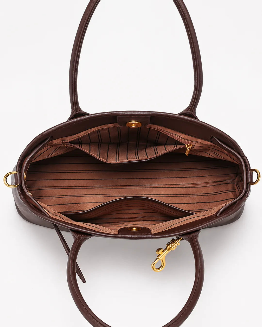 Interior aberto da bolsa feminina Aveline em couro marrom, mostrando o forro listrado, o compartimento principal e os bolsos internos, incluindo um com zíper.
