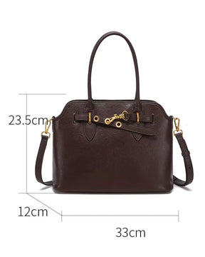 Bolsa feminina Aveline em couro marrom com indicação das medidas de 33 cm de largura, 23,5 cm de altura e 12 cm de profundidade.