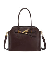Bolsa feminina Aveline em couro marrom, vista frontal, com alças duplas, alça transversal removível, detalhe decorativo e ferragens douradas.