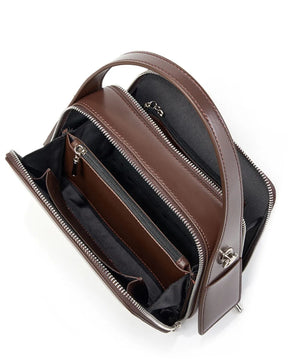 Bolsa feminina de couro marrom Elyra aberta, mostrando os compartimentos com zíper, as divisórias e os bolsos internos para organização.
