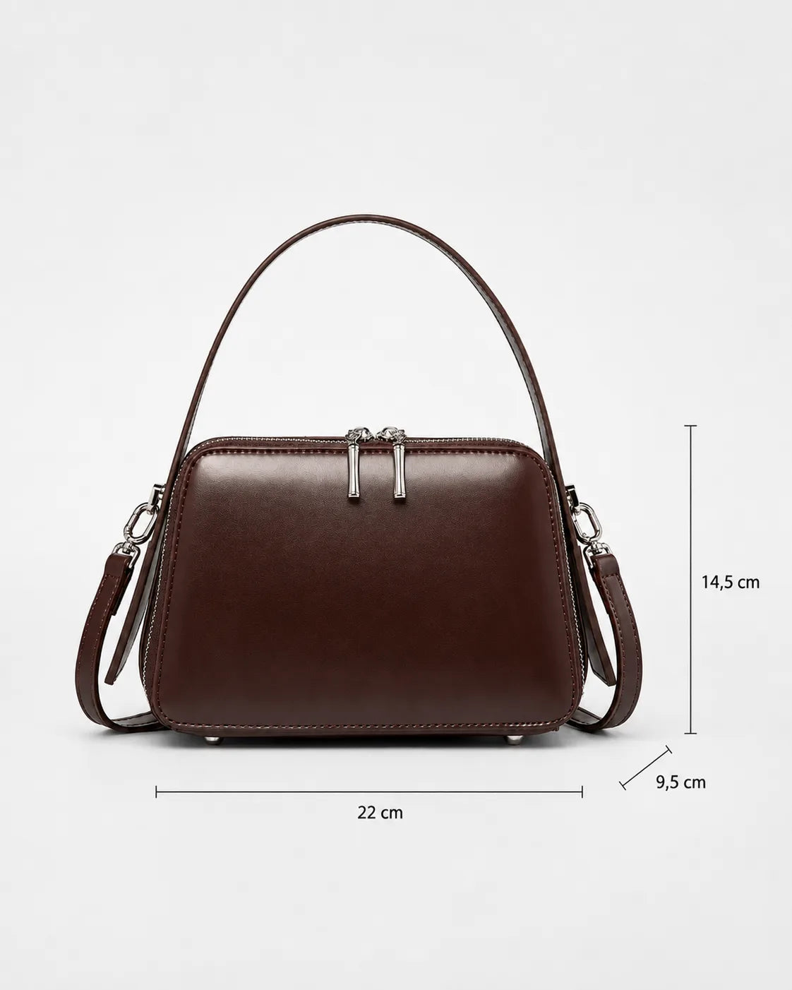 Bolsa feminina de couro marrom Elyra, vista frontal, com alça de mão, alça transversal removível e indicação das medidas de 22 cm de largura, 14,5 cm de altura e 9,5 cm de profundidade.