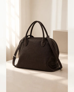 Bolsa feminina de couro marrom Vivienne fotografada em estúdio claro, destacando formato, alças e acabamento.