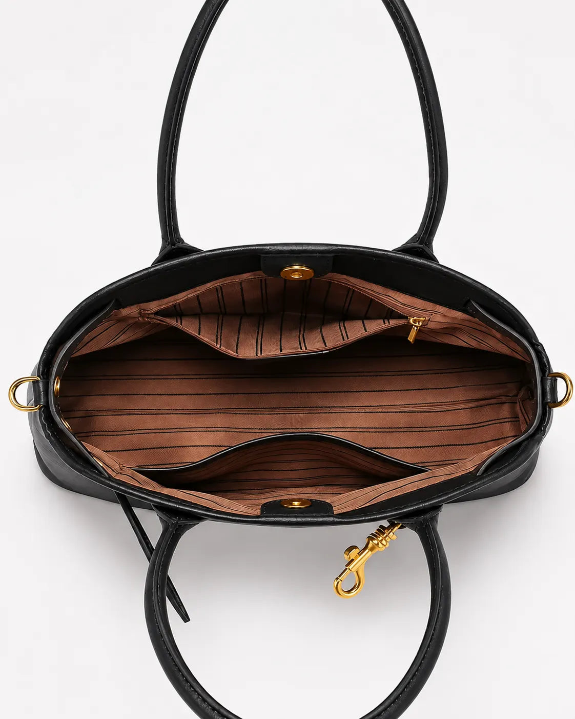 Interior aberto da bolsa feminina Aveline em couro preto, mostrando o forro listrado, o compartimento principal e os bolsos internos, incluindo um com zíper.