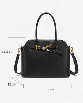 Bolsa feminina Aveline em couro preto com indicação das medidas de 33 cm de largura, 23,5 cm de altura e 12 cm de profundidade.