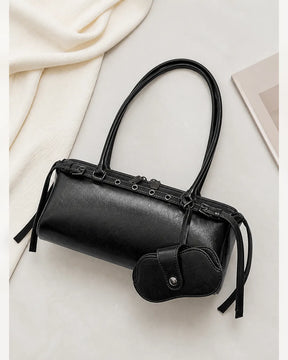 Bolsa feminina de couro preta Celinne em montagem com vista frontal e closes dos detalhes, mostrando o acabamento texturizado, os metais, as alças longas e o porta-óculos combinando.
