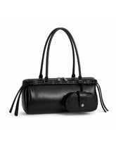 Bolsa feminina de couro preta Celinne em vista frontal sobre fundo cinza claro, evidenciando o formato alongado, as alças duplas, os detalhes metálicos e o porta-óculos acoplado.