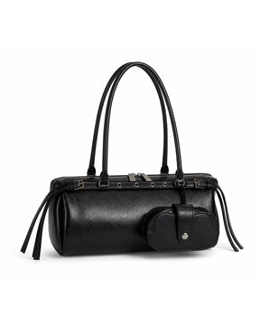Bolsa feminina de couro preta Celinne em vista frontal sobre fundo cinza claro, evidenciando o formato alongado, as alças duplas, os detalhes metálicos e o porta-óculos acoplado.