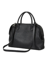 Bolsa feminina de couro preta Vivienne em vista frontal sobre fundo branco, destacando formato e acabamento.