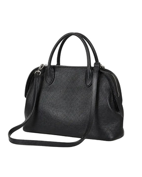 Bolsa feminina de couro preta Vivienne em vista frontal sobre fundo branco, destacando formato e acabamento.
