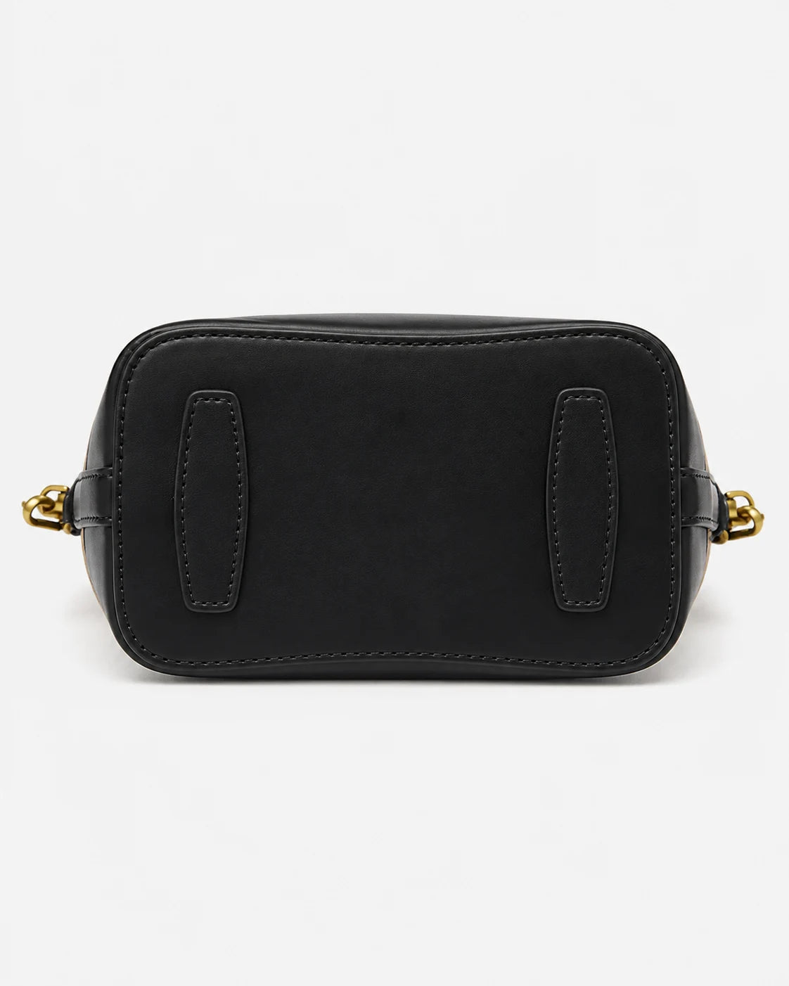 Detalhe da base da bolsa feminina de ombro preta Lisette, com acabamento preto, costuras reforçadas e apoio inferior estruturado.
