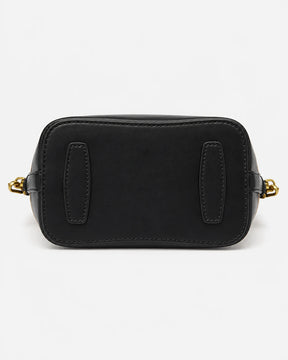 Detalhe da base da bolsa feminina de ombro preta Lisette, com acabamento preto, costuras reforçadas e apoio inferior estruturado.
