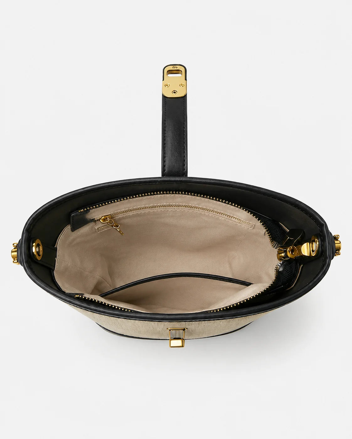 Bolsa feminina de ombro preta Lisette aberta, mostrando o compartimento interno, forro claro, bolso com zíper e espaço interno amplo.
