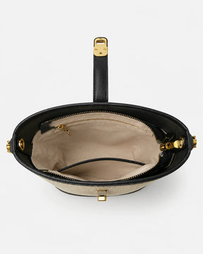 Bolsa feminina de ombro preta Lisette aberta, mostrando o compartimento interno, forro claro, bolso com zíper e espaço interno amplo.
