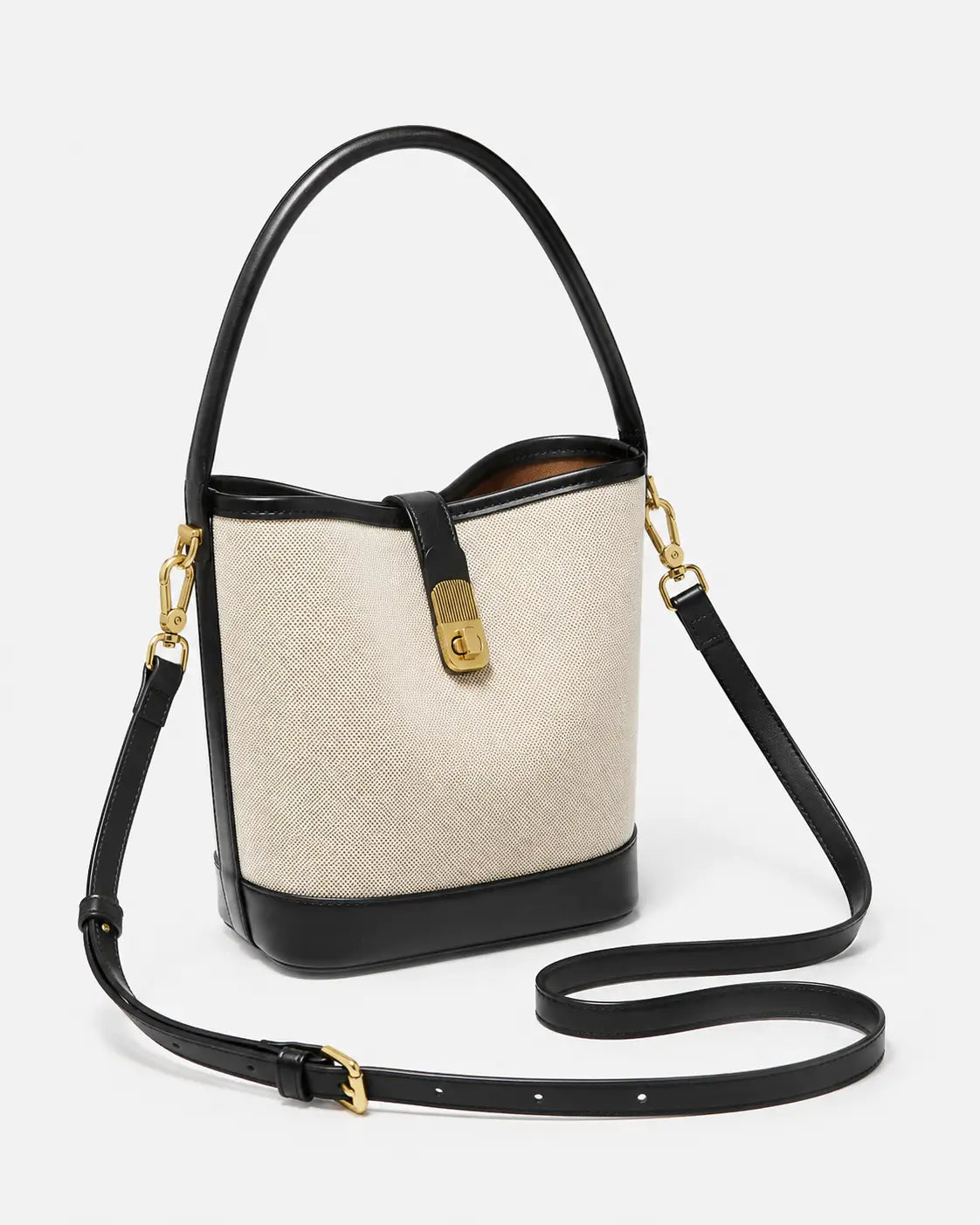 Bolsa feminina de ombro preta Lisette em perspectiva lateral, com alça longa ajustável, acabamento preto e estrutura elegante em formato bucket.
