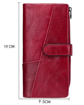 Carteira feminina Ravelle em couro bordô, vista frontal, com fechamento por aba, bolso lateral externo e dimensões de 19 cm de altura por 9,5 cm de largura.

