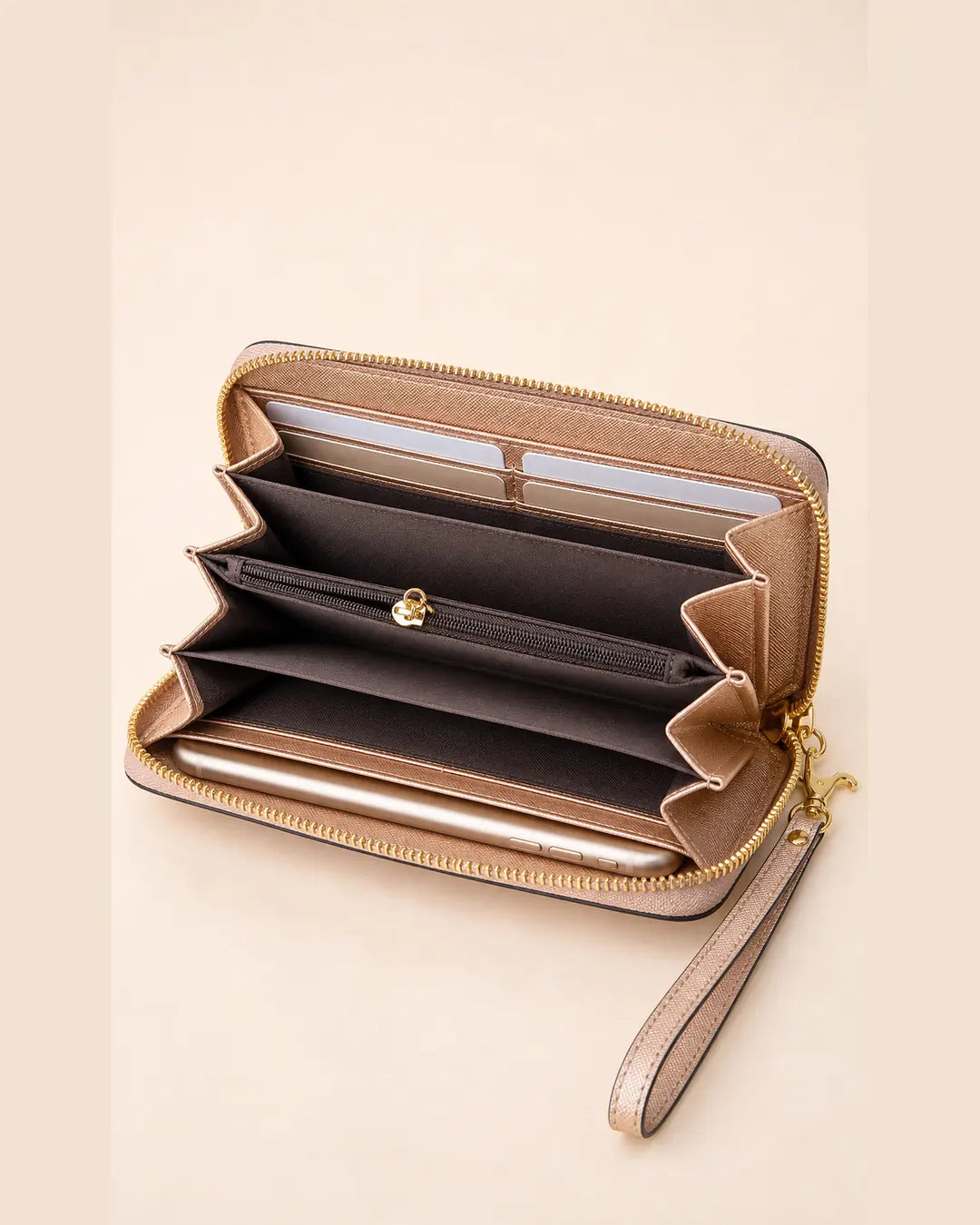 Carteira feminina de couro champagne Aurielle aberta, mostrando compartimentos internos amplos, espaço para celular, divisórias para notas, porta-cartões e bolso interno com zíper.
