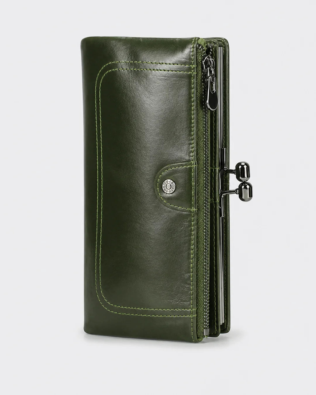 Carteira feminina de couro green Delphine em vista frontal, com acabamento elegante, costuras aparentes, bolso com zíper e fecho metálico lateral.
