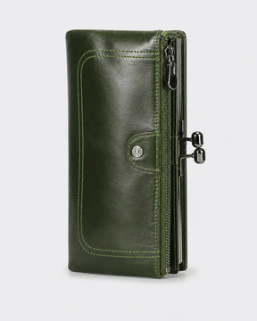 Carteira feminina de couro green Delphine em vista frontal, com acabamento elegante, costuras aparentes, bolso com zíper e fecho metálico lateral.
