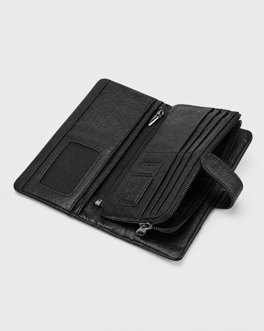 Carteira feminina Ravelle em couro preto aberta, mostrando visor para documento, bolso interno com zíper, compartimentos para cartões e divisórias organizadoras.
