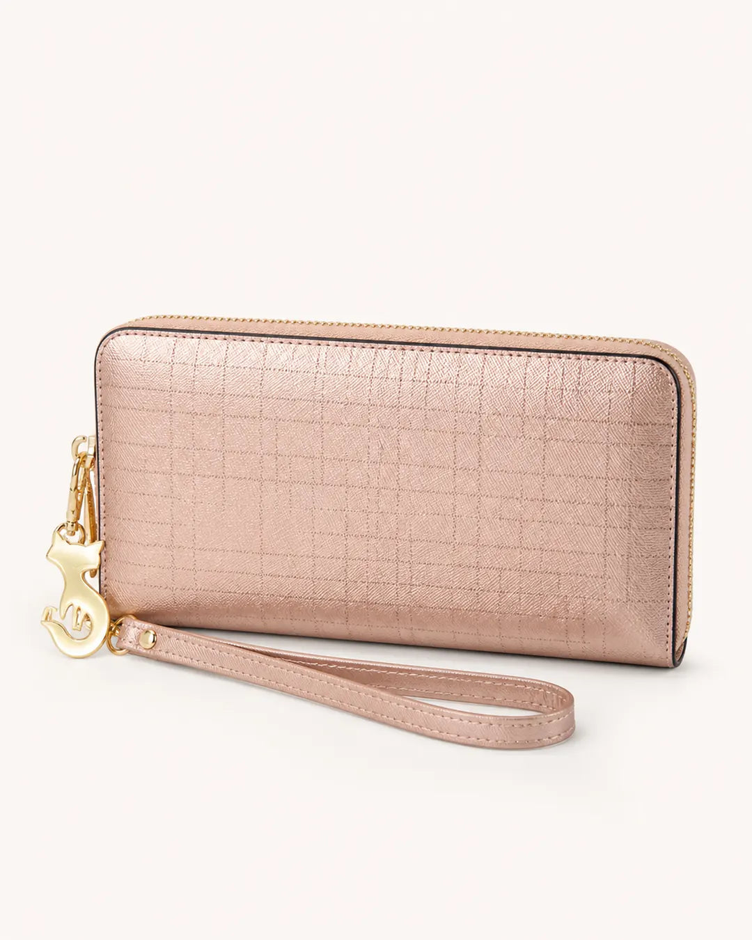 Carteira feminina de couro rose Aurielle em vista fechada, com design alongado, textura discreta, fechamento em zíper e alça de pulso com detalhe metálico dourado.
