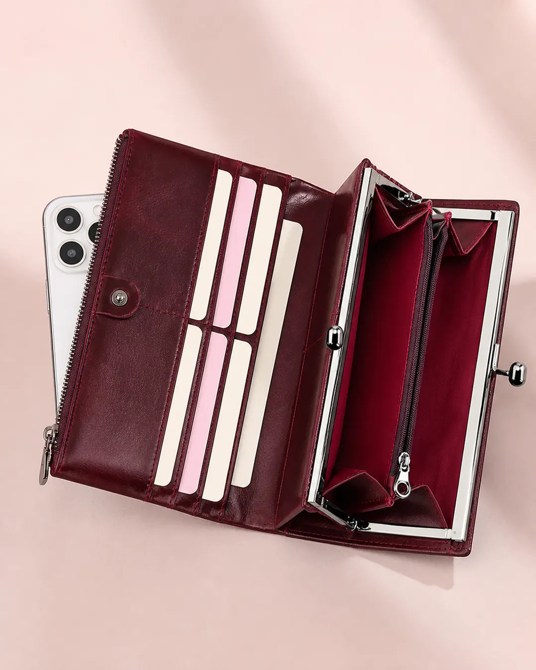 Carteira feminina de couro vermelha Delphine aberta, mostrando compartimentos internos para cartões, notas, celular e bolso com zíper para moedas.

