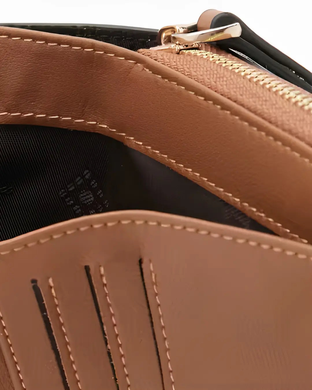 Detalhe do interior caramelo da carteira feminina Valenne, mostrando os espaços para cartões, as costuras claras e o acabamento próximo ao zíper.
