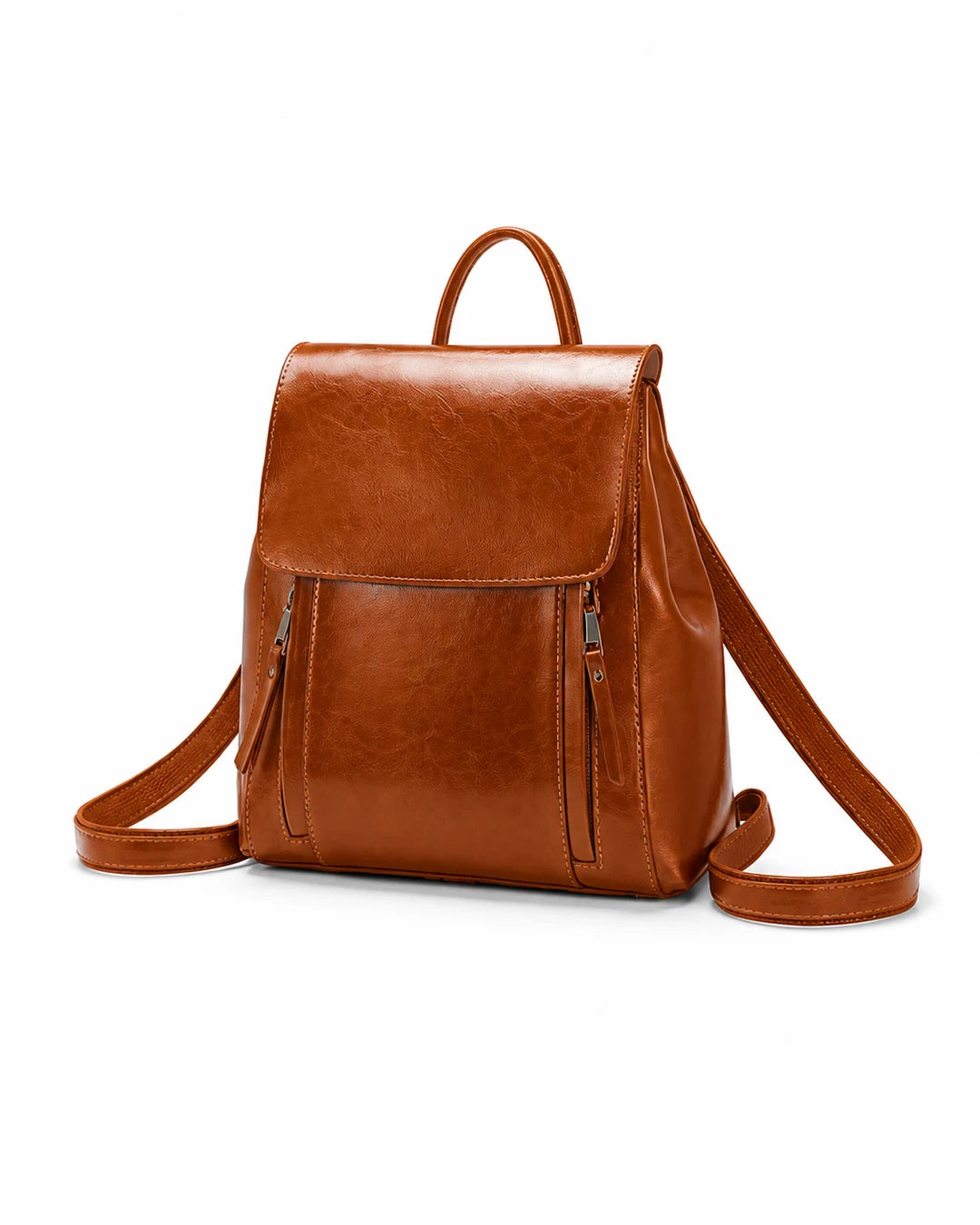 Mochila feminina de couro marrom Corinne em vista frontal sobre fundo claro, com aba superior e bolsos frontais com zíper.