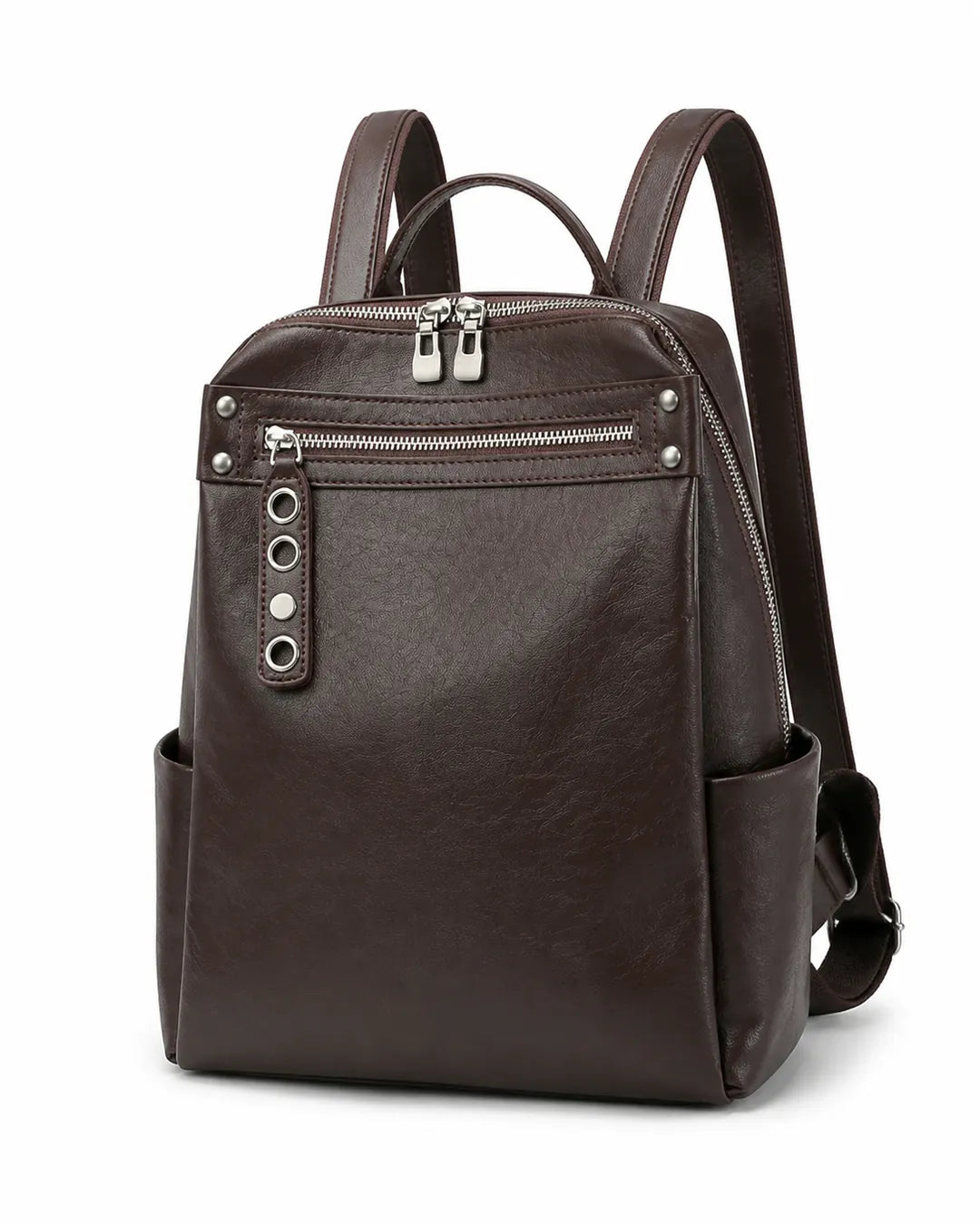 Mochila feminina de couro marrom Lorien em vista frontal angulada, com bolso frontal com zíper, bolsos laterais e alça de mão.
