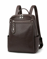 Mochila feminina de couro marrom Lorien em vista frontal angulada, com bolso frontal com zíper, bolsos laterais e alça de mão.

