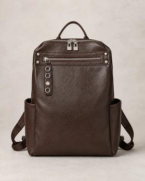 Mochila feminina de couro marrom Lorien em vista frontal, destacando o design estruturado, o bolso frontal com zíper e os bolsos laterais.
