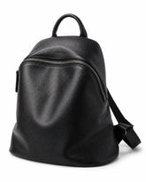Mochila feminina de couro preta Aveline em vista frontal, com design minimalista, alça superior e fechamento principal em zíper.
