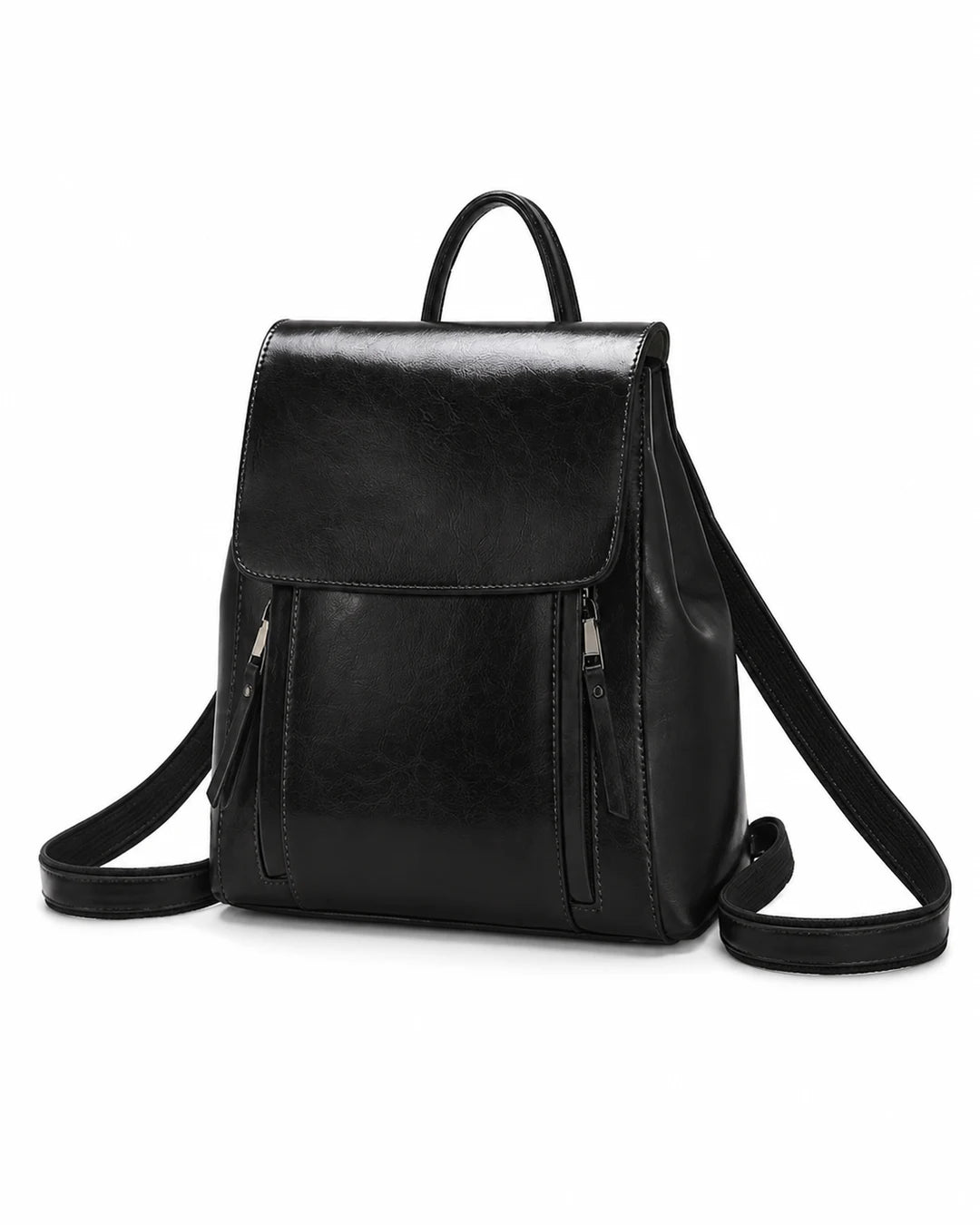 Mochila feminina de couro preta Corinne em vista frontal sobre fundo claro, com aba superior e bolsos frontais com zíper.