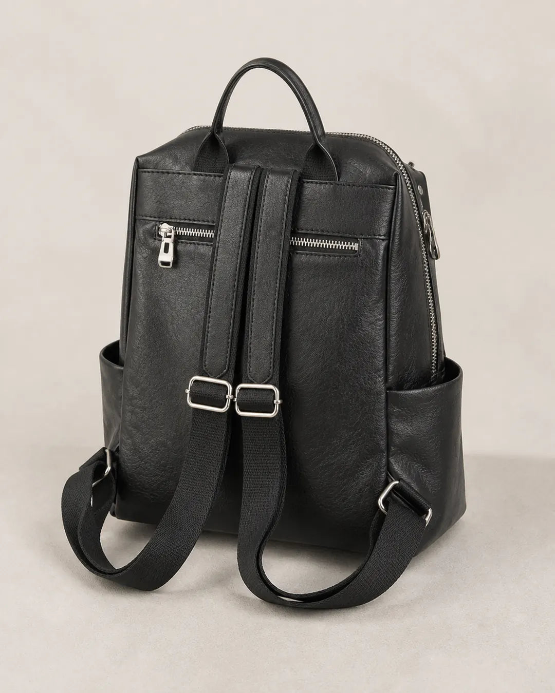 Mochila-Feminina-de-Couro-Preta-Lorien-Vista-Traseira
