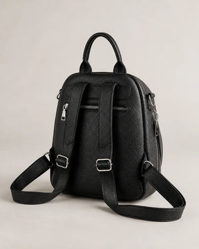 Mochila feminina de couro preta Serelle em vista traseira, com alças ajustáveis, bolso traseiro com zíper e acabamento sofisticado.